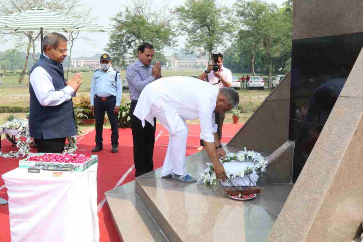 वन अनुसंधान संस्थान, देहरादून के वनपाल स्मारक में माननीय मंत्री,  वन, पर्यावरण एवं जलवायु परिवर्तन मंत्रालय, भारत सरकार द्वारा शहीद वनपालों को पुष्पांजलि