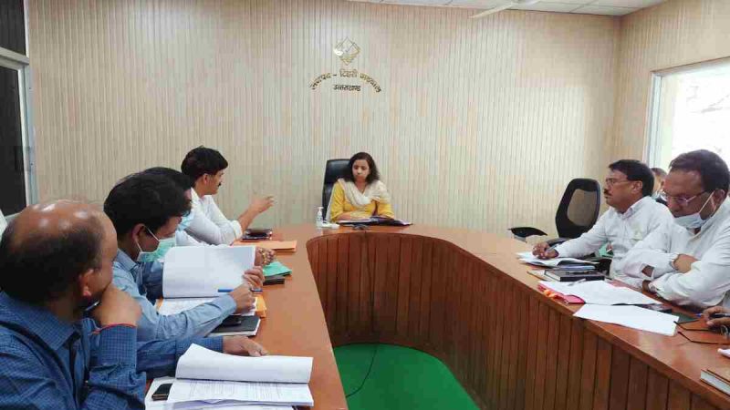 बैठक में अनुपस्थित रहने पर दो अधिशासी अभियंताओं का वेतन रोकने का आदेश
