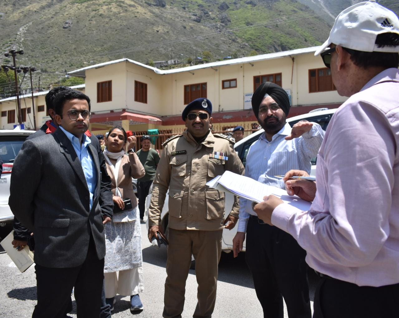 मुख्य सचिव पहुंचे बद्रीनाथ, यात्रा व्यवस्थाओं का स्थलीय निरीक्षण कर अधिकारियों को दिए जरूरी दिशा निर्देश