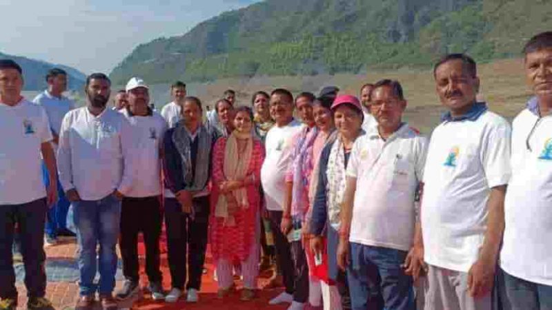 अंतरराष्ट्रीय योग दिवस पर भाजपा नई टिहरी मंडल ने झील किनारे किया योग