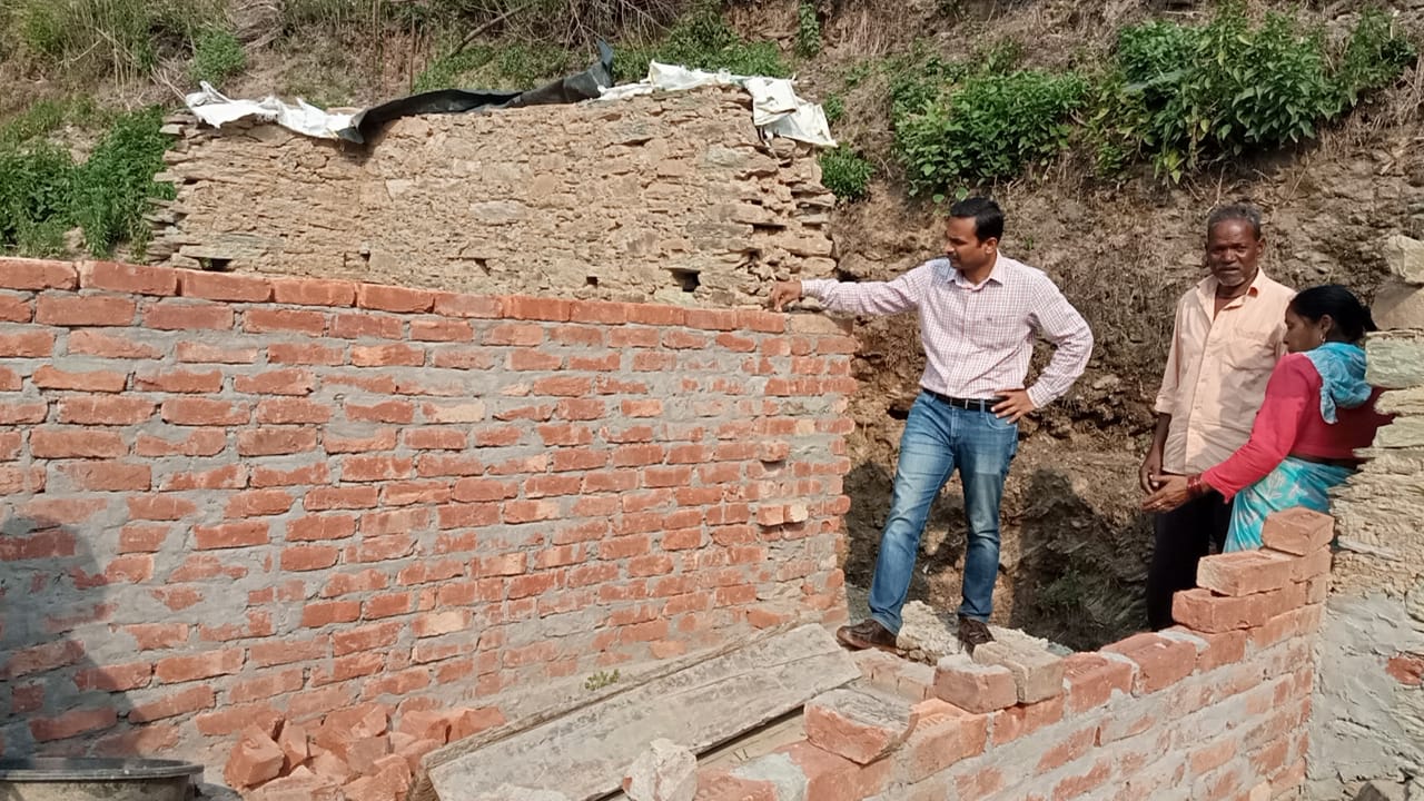 डीएम पौड़ी ने प्रधानमंत्री ग्रामीण आवास योजना के तहत बन रहे आवासों का निरीक्षण किया
