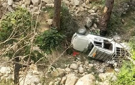 भयंकर हादसा: घुत्तू रोड पर वाहन खाई में गिरा, 5 की मौत, 3 घायल