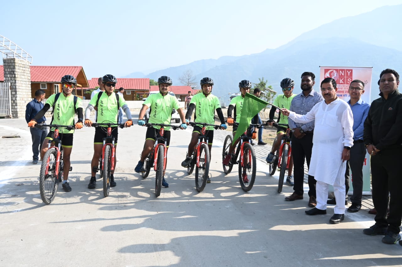 केंद्रीय मंत्री ने दूसरे दिन फिट इंडिया के तहत साइकिल रैली को किया रवाना, सफाई अभियान में किया प्रतिभाग