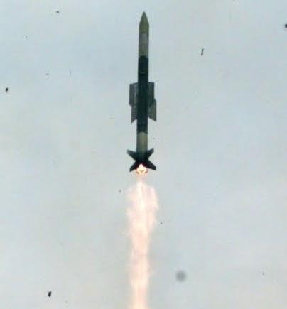 डीआरडीओ और भारतीय नौसेना ने कम दूरी की सतह से हवा में मार करने वाली वर्टिकल लॉन्च मिसाइल का सफलतापूर्वक उड़ान परीक्षण किया