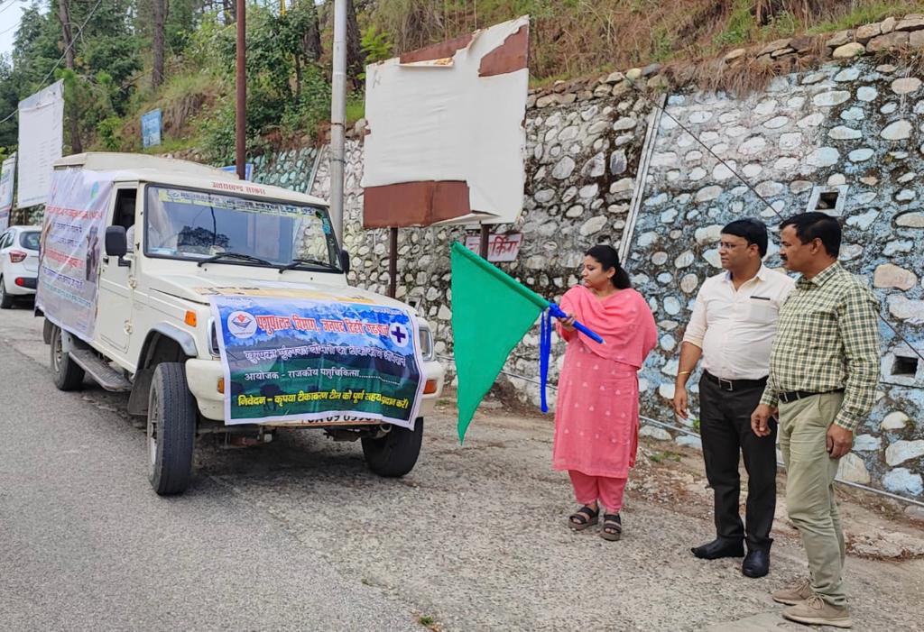 सचल पशु चिकित्सा वाहन को हरी झण्डी दिखाकर रवाना किया