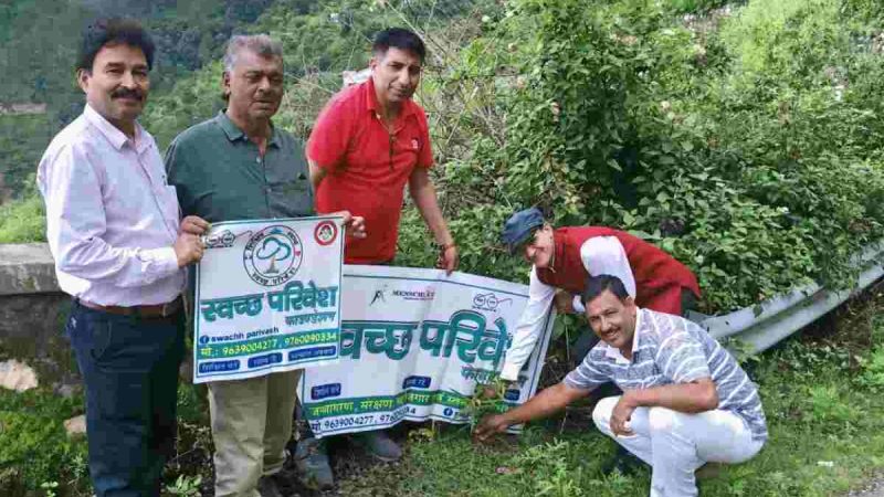 स्वच्छ परिवेश फाउंडेशन के सदस्यों ने किया वृक्षारोपण