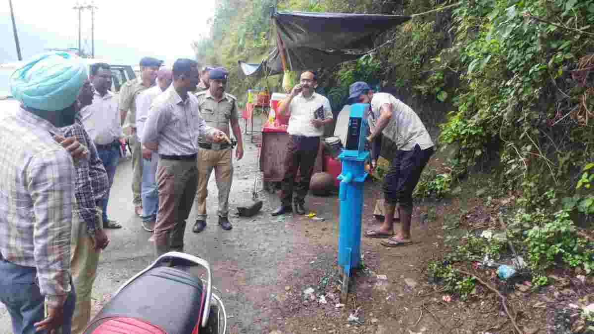 नीलकंठ क्षेत्र में अव्यस्थाऐं देख डीएम भड़के, 2 दिन में हटाएं अतिक्रमण