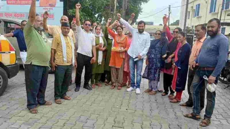 डोईवाला अस्पताल का अनुबंध निरस्त होने पर यूकेडी ने मिठाई बांटकर मनाई खुशी