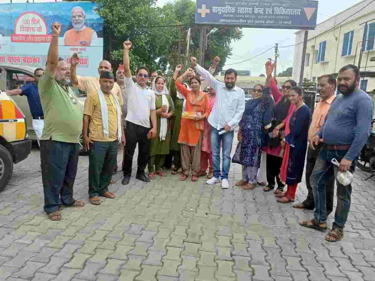 डोईवाला अस्पताल का अनुबंध निरस्त होने पर यूकेडी ने मिठाई बांटकर मनाई खुशी