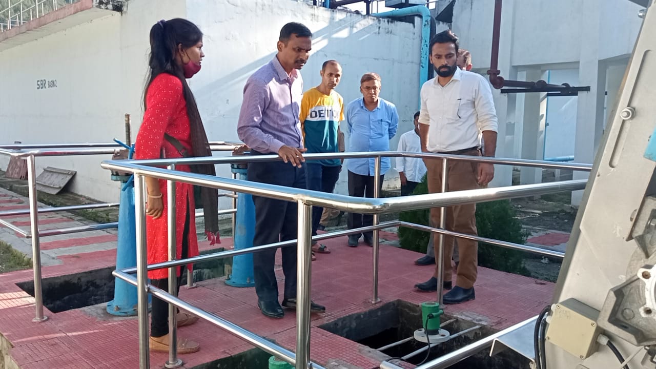 डीएम डॉ.विजय कुमार जोगदंडे ने श्रीनगर स्थित तकनीकी शिक्षा निदेशालय के परिसर में वर्षा जल भराव क्षेत्र का किया निरीक्षण