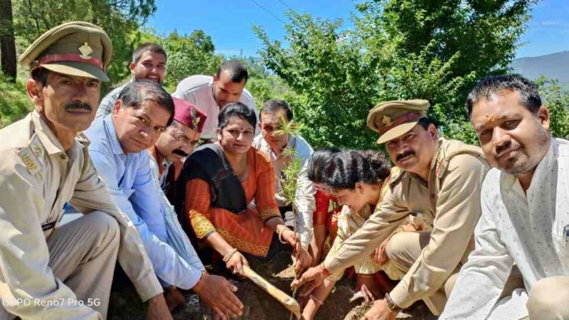 ब्लॉक प्रमुख सुनीता देवी ने जाखणीधार में किया पौधरोपण