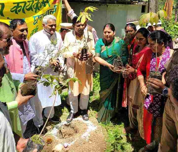 भागवत कथा में शामिल होने आए माननीयों ने वृक्षारोपण कर क्षेत्रवासियों को हरेला की शुभकामनाएं दी