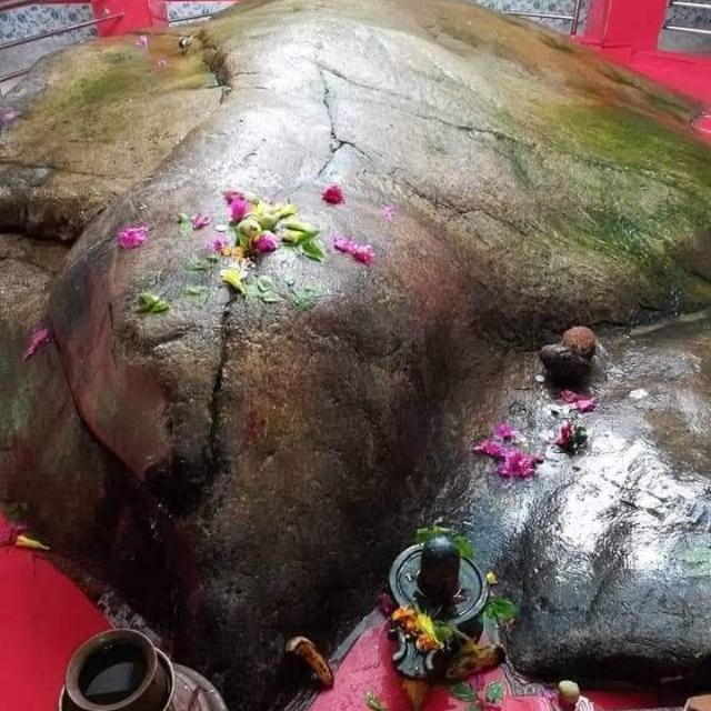 सावन के पहले सोमवार को जनपद के शिवालयों में लगा भक्तों का तांता