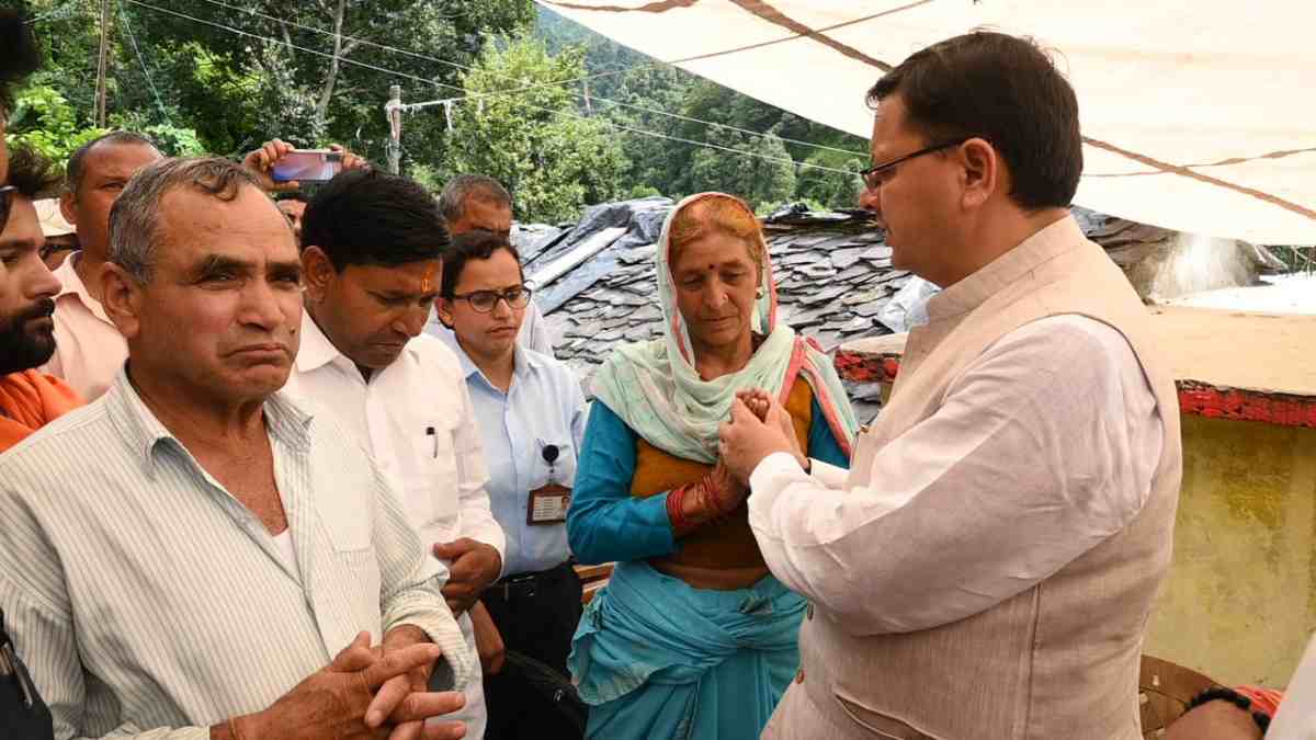 अमर शहीद प्रवीण सिंह गुसांईं के परिजनों से मिले सीएम धामी