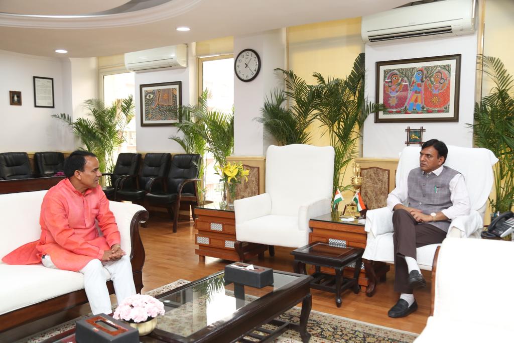 केन्द्रीय स्वास्थ्य मंत्री से मिले कैबिनेट मंत्री डॉ0 धन सिंह रावत
