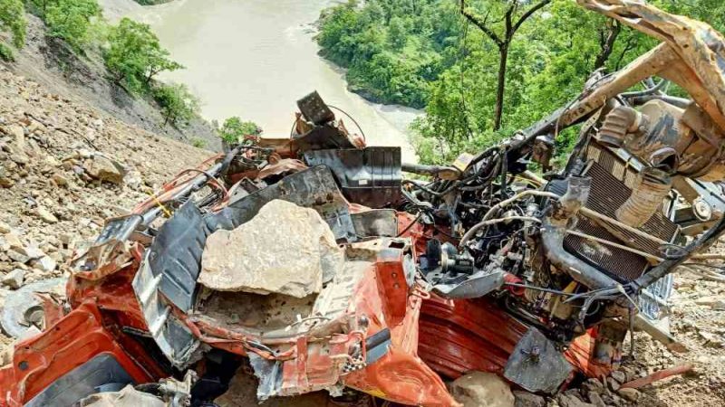 तोताघाटी के पास ट्रक दुर्घटना में चालक की मौत 1 घायल को एम्स भेजा