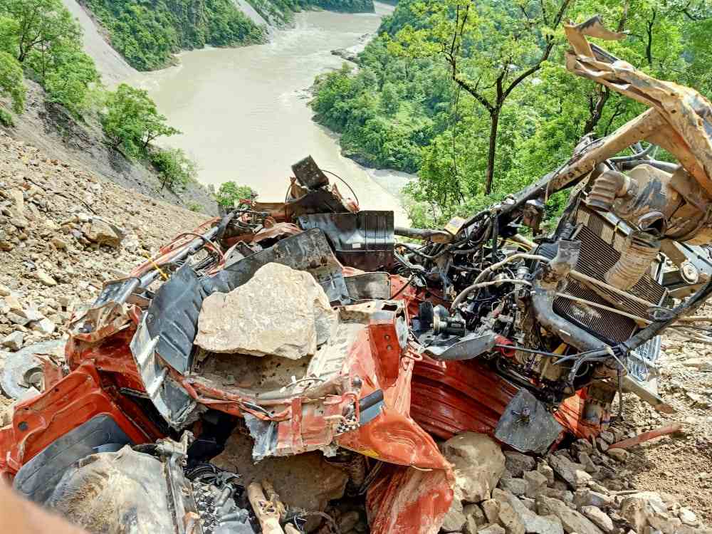 तोताघाटी के पास ट्रक दुर्घटना में चालक की मौत 1 घायल को एम्स भेजा