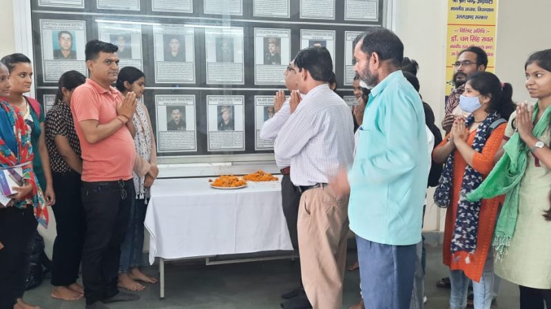 कारगिल विजय दिवस पर पंडित ललित मोहन शर्मा श्री देव सुमन उत्तराखंड विश्वविद्यालय परिसर ऋषिकेश में शहीद सैनिकों को दी गई श्रद्धांजलि