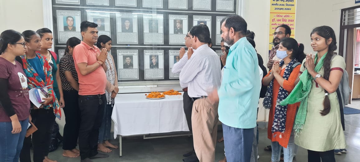 कारगिल विजय दिवस पर पंडित ललित मोहन शर्मा श्री देव सुमन उत्तराखंड विश्वविद्यालय परिसर ऋषिकेश में शहीद सैनिकों को दी गई श्रद्धांजलि