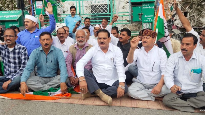 सोनिया, राहुल के खिलाफ ईडी की कार्यवाही के विरोध में कांग्रेस ने फूंका प्रधानमंत्री और मुख्यमंत्री का पुतला