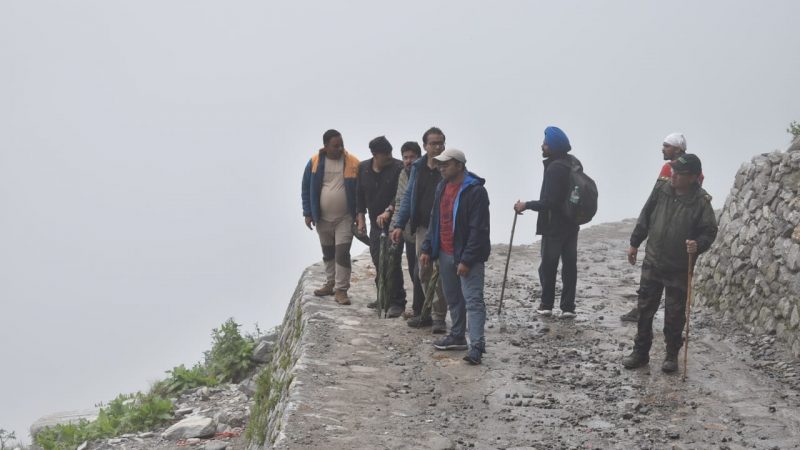 जिलाधिकारी हिमांशु खुराना ने शनिवार को हेमकुंड साहिब यात्रा मार्ग का पैदल निरीक्षण किया