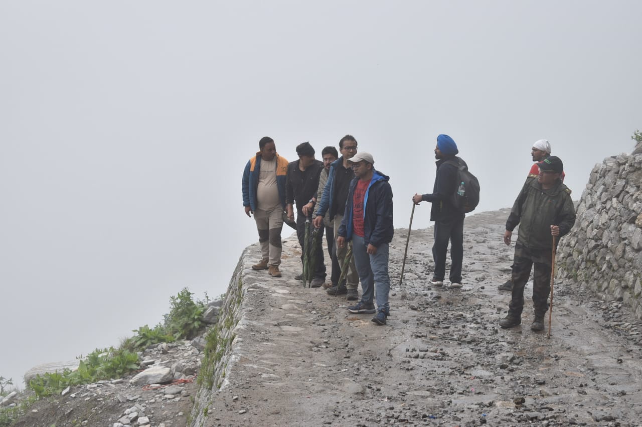 जिलाधिकारी हिमांशु खुराना ने शनिवार को हेमकुंड साहिब यात्रा मार्ग का पैदल निरीक्षण किया