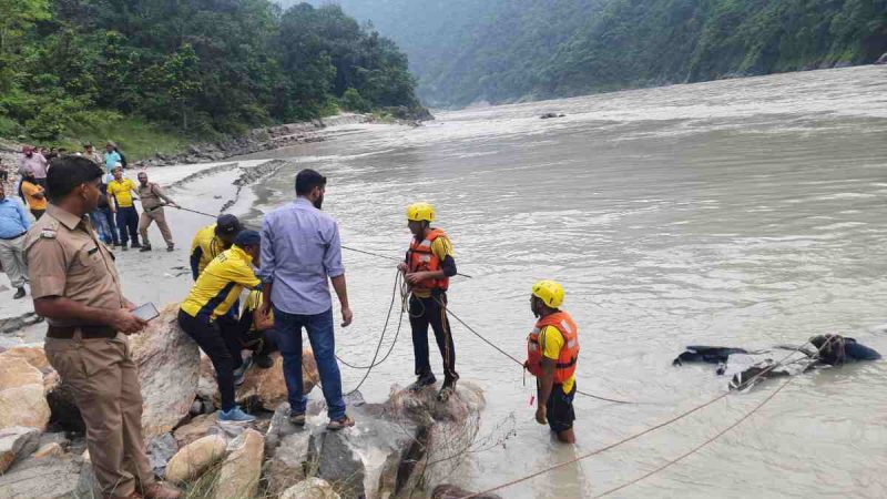 व्यासी के पास कार की नदी में गिरने की खबर, एसडीआरएफ द्वारा सर्चिंग जारी, ब्रांच मैनेजर लापता