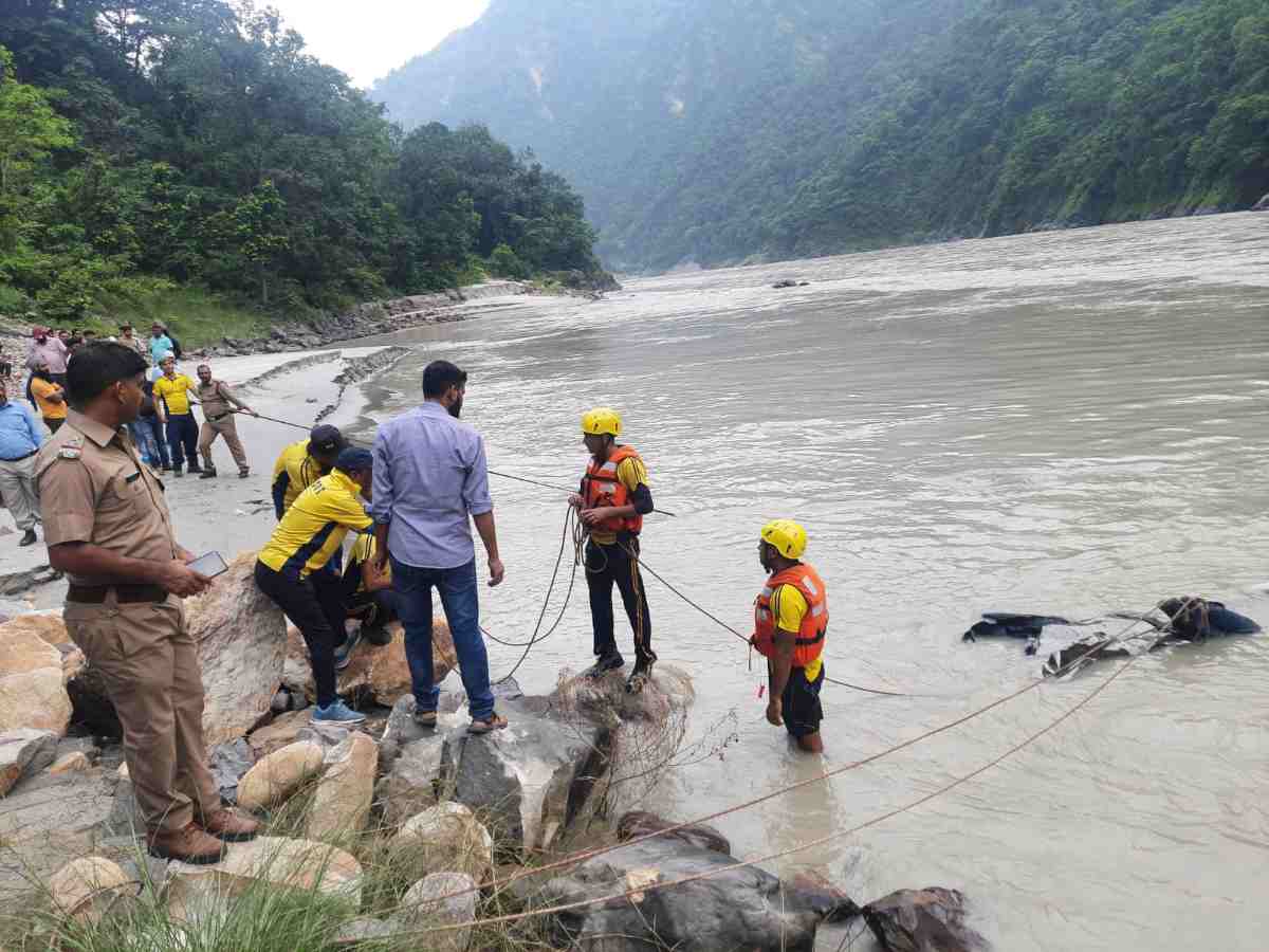 व्यासी के पास कार की नदी में गिरने की खबर, एसडीआरएफ द्वारा सर्चिंग जारी, ब्रांच मैनेजर लापता