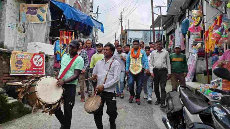 ” ढोल नगाड़ों व फूल मालाओं के साथ दी गई विदाई ” जनप्रतिनिधियों व व्यापार सभा ने किया आयोजन