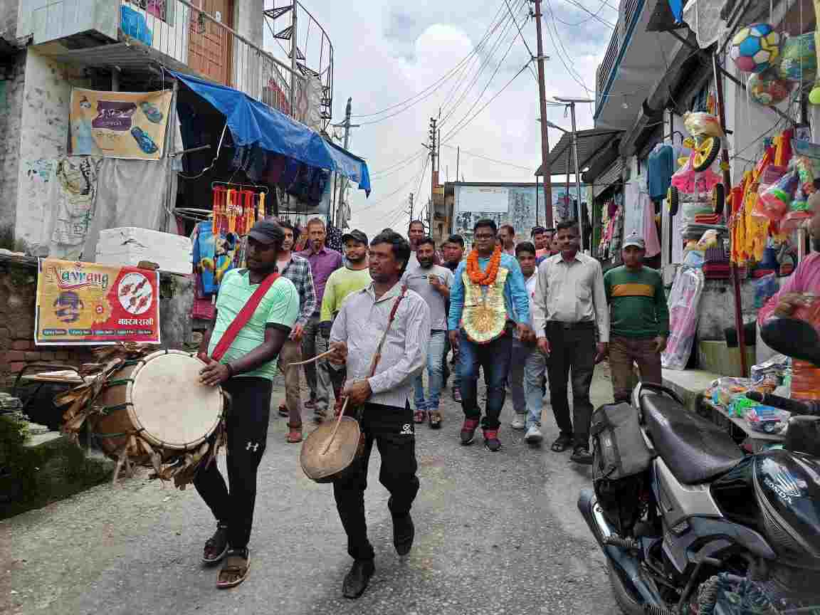 ” ढोल नगाड़ों व फूल मालाओं के साथ दी गई विदाई ” जनप्रतिनिधियों व व्यापार सभा ने किया आयोजन