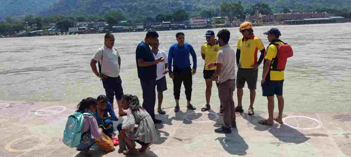 परीक्षा देने आयी लड़की का नदी में पैर फिसला, देखते ही देखते हो गई लापता, योग निकेतन घाट का है मामला