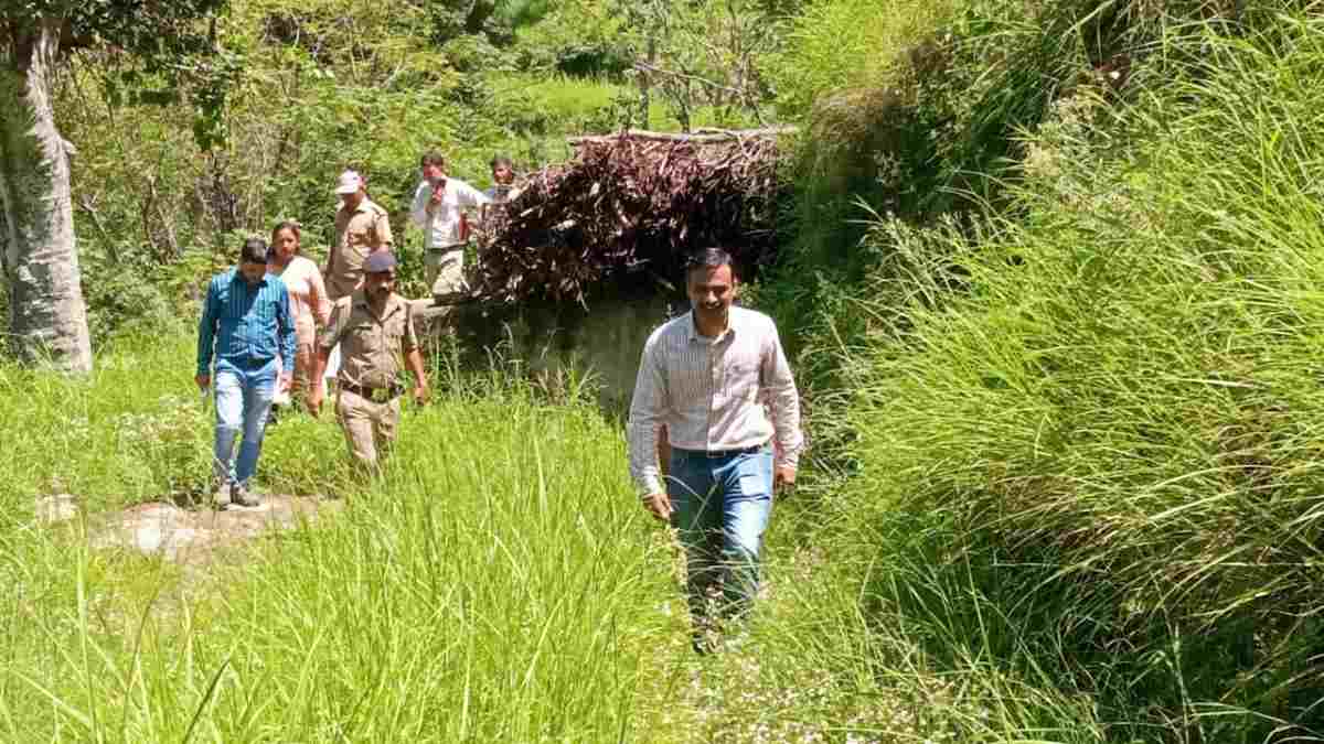 08 किमी पैदल दूरी तय कर विभिन्न बूथों का किया निरीक्षण