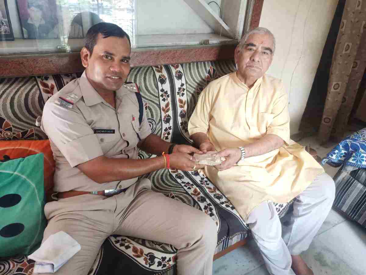 मुनिकीरेती पुलिस वरिष्ठ नागरिकों सेवा सुरक्षा को लेकर सजग, घर जाकर सीनियर सिटीजन की मदद करने का किया काम