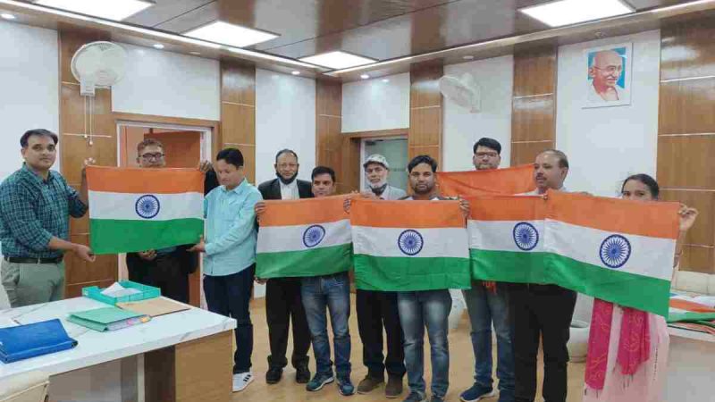 मीडिया कर्मियों को जिलाधिकारी के हाथों झंडे वितरित किए गए