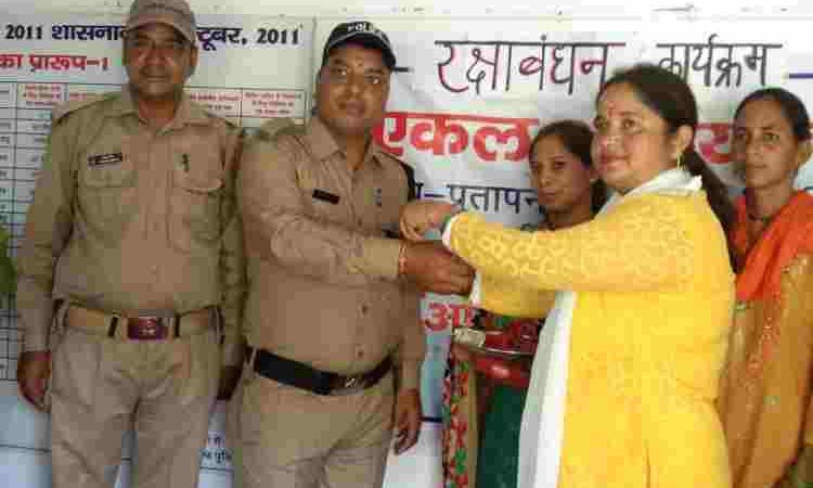 अंचल टिहरी, संच प्रतापनगर एकल अभियान के रक्षा सूत्र कार्यक्रम में एकल अभियान की बहिनों द्वारा पुलिसकर्मियों को बांधी राखी