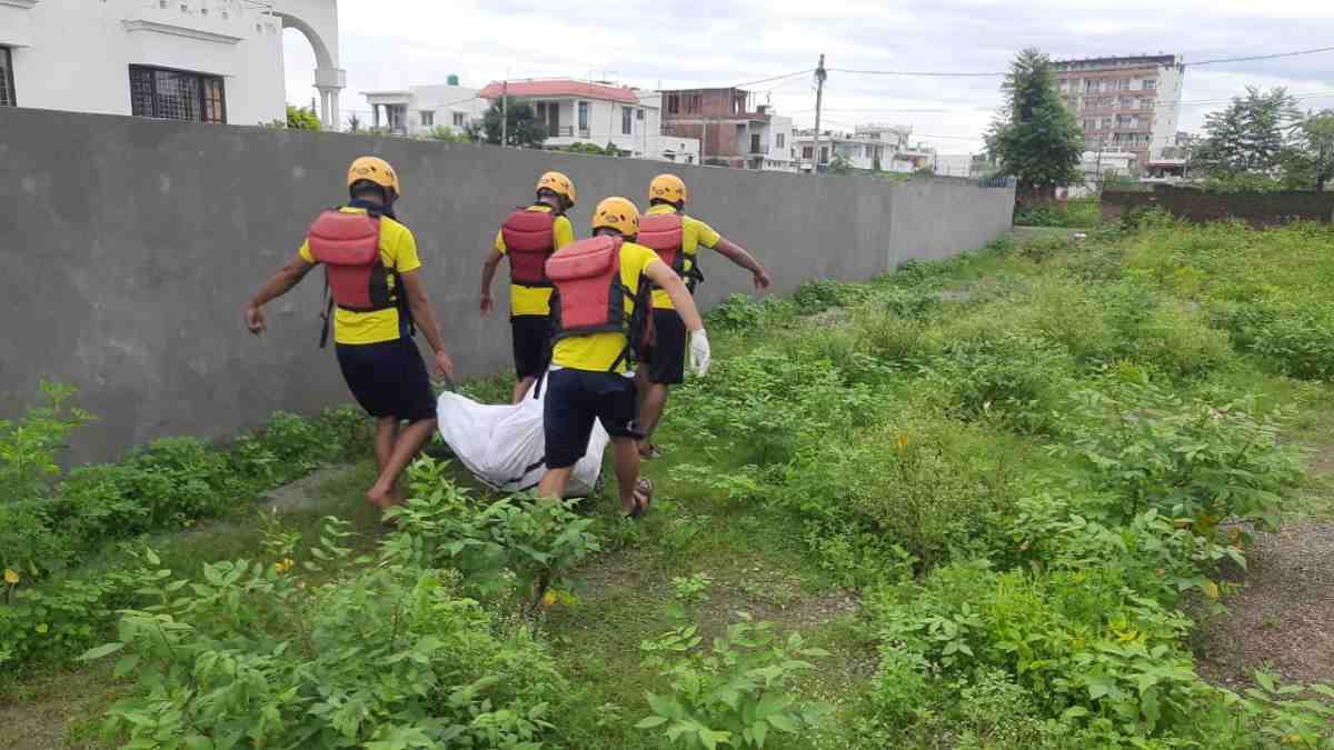 लक्कड़ घाट के पास गंगा से एक पुरुष का शव बरामद