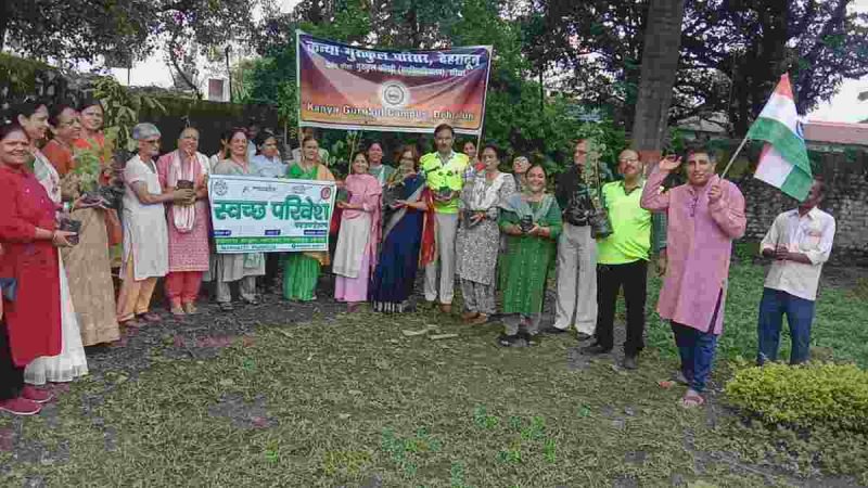 कन्या गुरुकुल परिसर, देहरादून में वृक्षारोपण कार्यक्रम का आयोजन