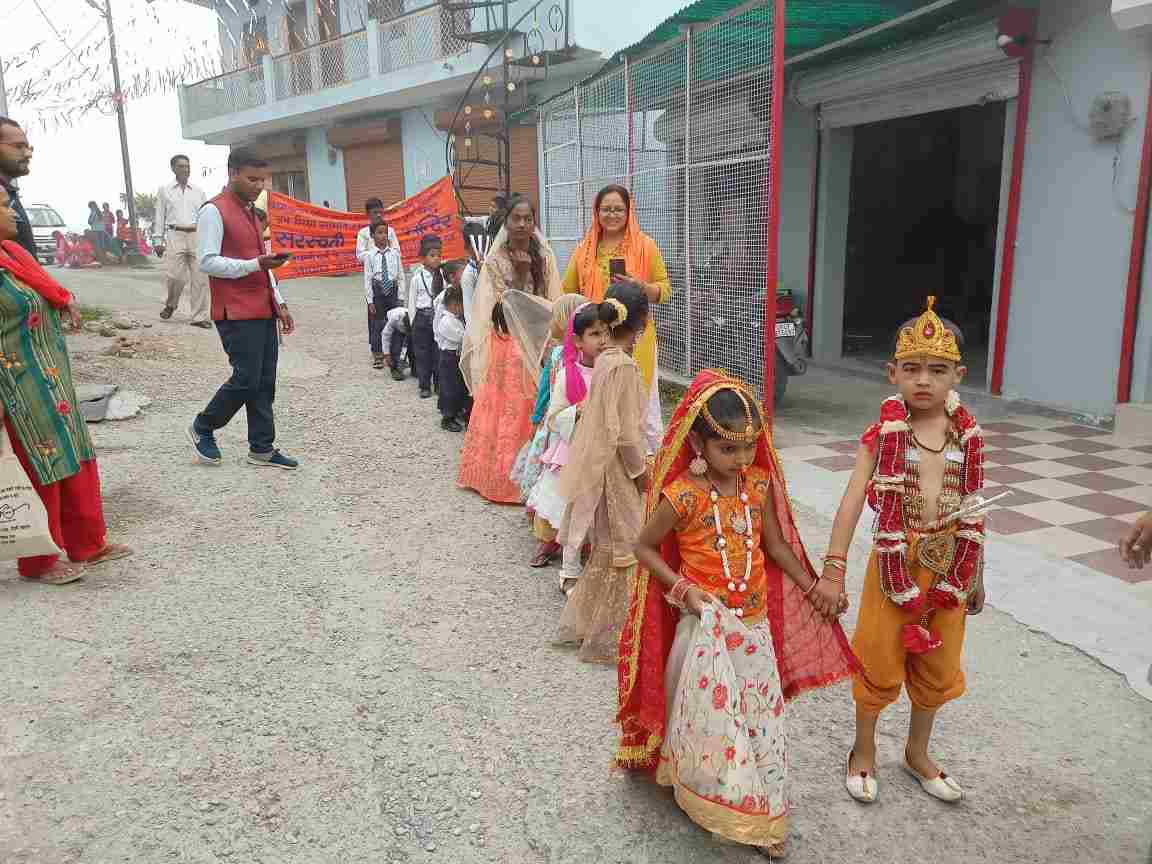 जन्माष्टमी पर्व पर बाजार में निकाली छात्रों ने झांकी: रंगारंग कार्यक्रम प्रस्तुत किए