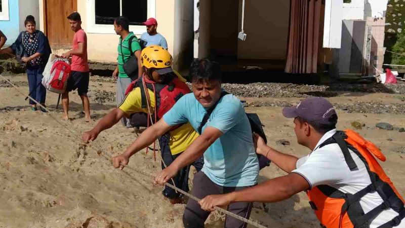 रिसोर्ट में फंसे यात्रियों को रेस्क्यू कर सुरक्षित निकाला