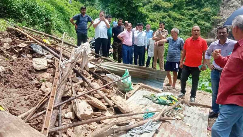 कई किमी पैदल दूर आपदाग्रस्त गांव ढौरपाली पहुंचे जिलाधिकारी, अतिवृष्टि से हुई क्षति का लिया जायजा