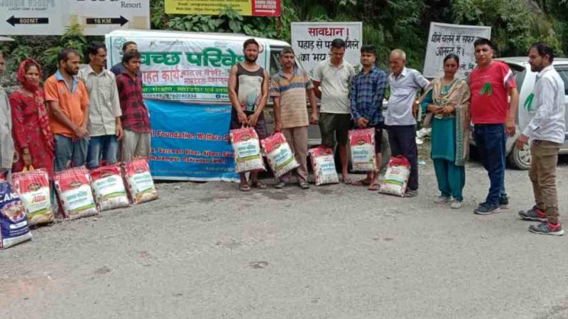 आपदा पीड़ितों को बांटी खाद्य सामग्री