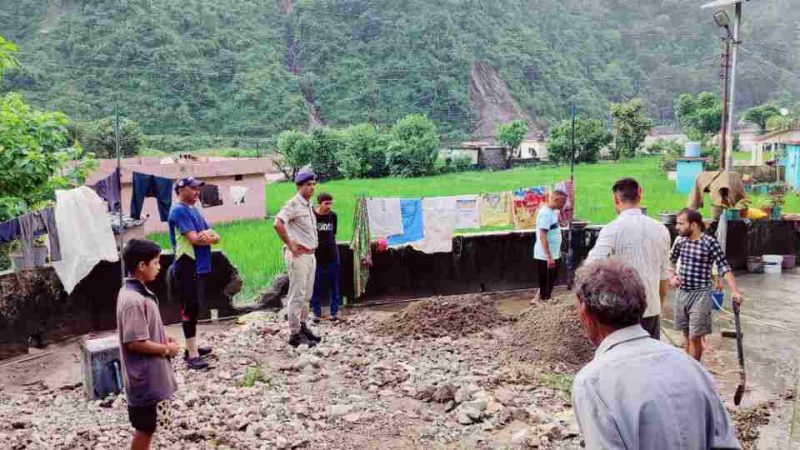 ब्रेकिंग: देर रात रोप के सहारे प्रेग्नेंट महिला को गदेरा पार कराकर पहुंचाया अस्पताल