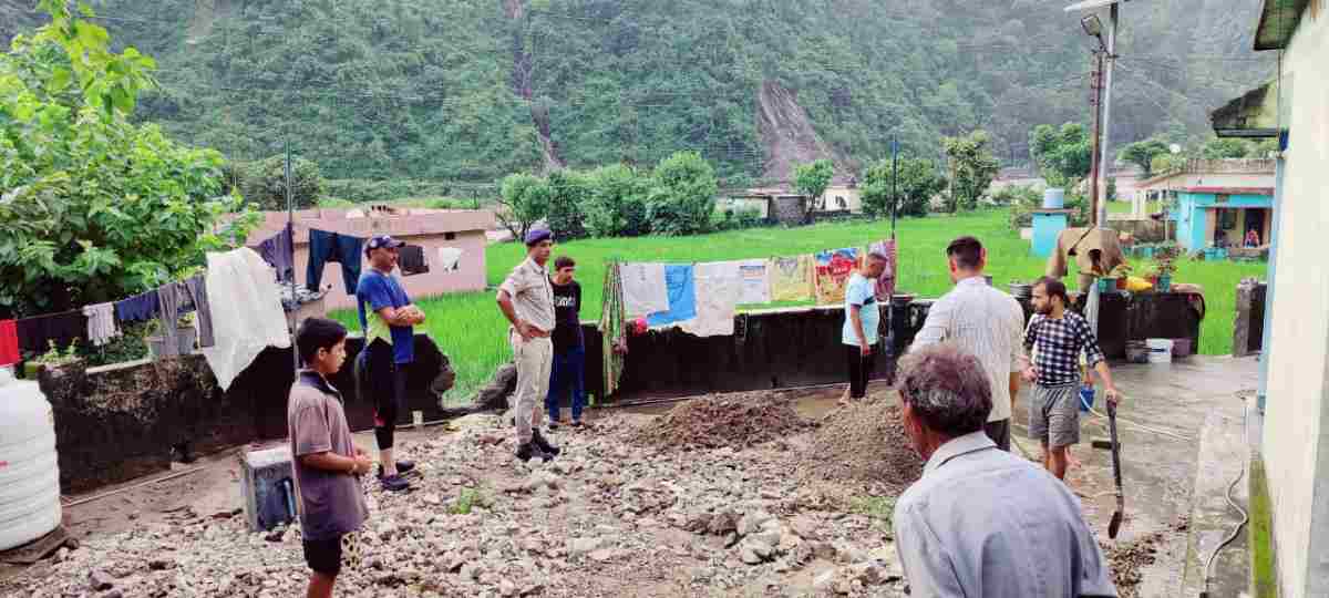 ब्रेकिंग: देर रात रोप के सहारे प्रेग्नेंट महिला को गदेरा पार कराकर पहुंचाया अस्पताल