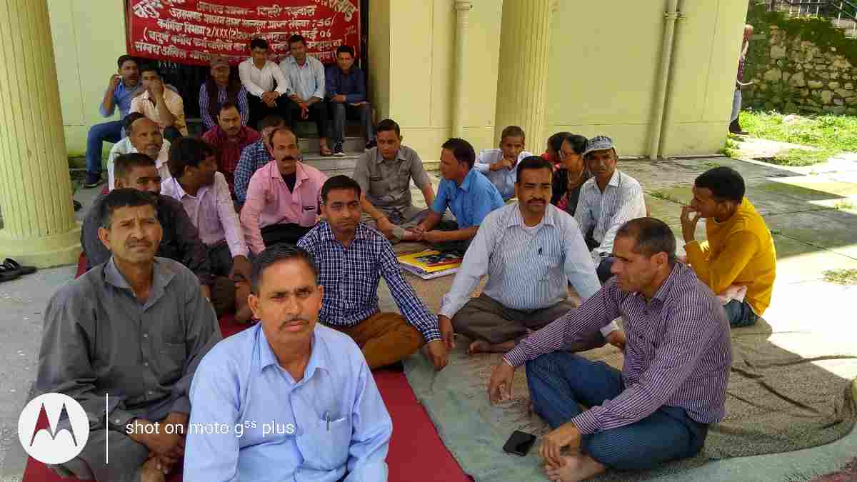 स्थानांतरण निरस्त करने की मांग को लेकर दूसरे दिन भी कार्य बहिष्कार, धरना जारी