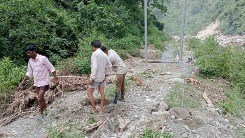 डीएम के निर्देशन में आपदा प्रभावित क्षेत्रों में तेजी से चल रहे हैं राहत व निर्माण कार्य