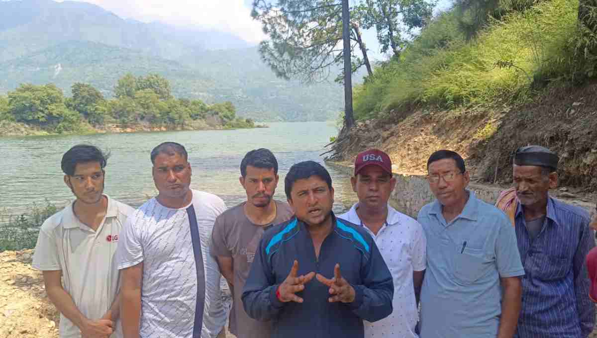 भूमि के बदले भूमि देने की मांग को लेकर झील किनारे तिवाड़ गांव के ग्रामीणों का अनिश्चितकालीन धरना शुरू