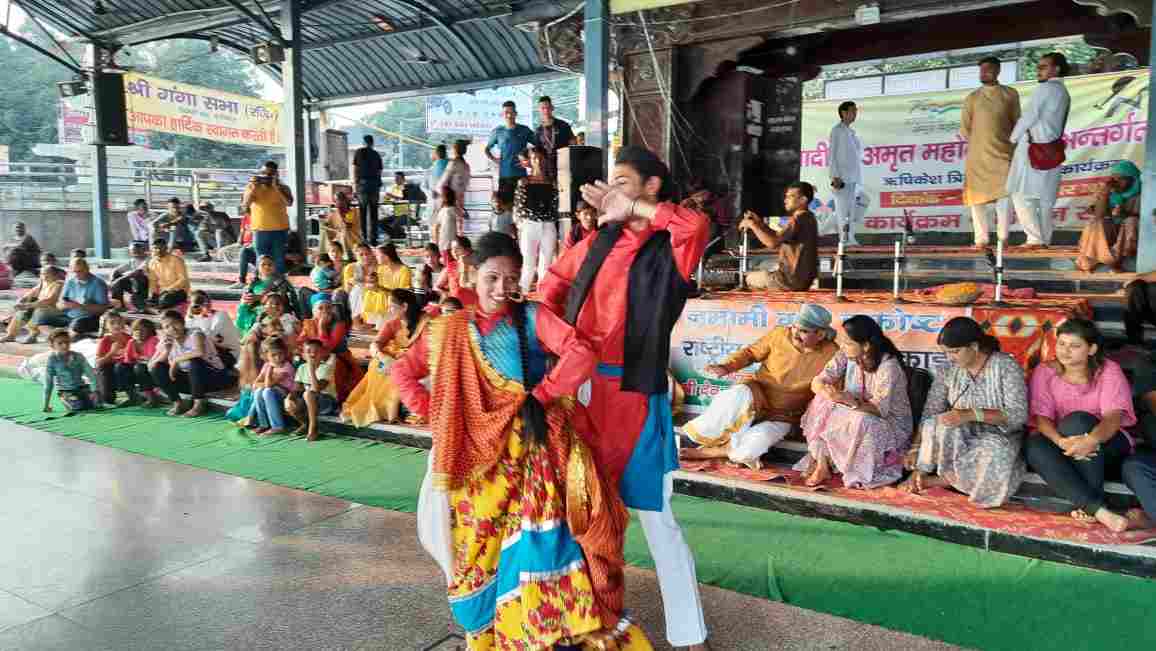 त्रिवेणी घाट पर दो दिवसीय घाट पर हाट प्रदर्शनी स्टॉल का रंगारंग कार्यक्रम के साथ समापन