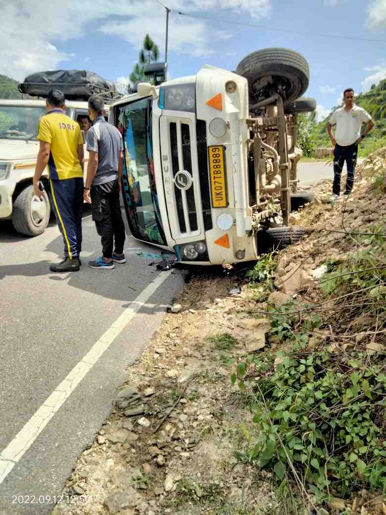 केदारनाथ जा रहा वाहन सड़क पर पलटा, सभी सुरक्षित