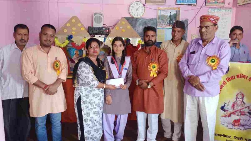 विद्या मंदिर जाखणीधार में आयोजित विज्ञान प्रदर्शनी का ब्लॉक प्रमुख सुनीता देवी ने किया शुभारंभ