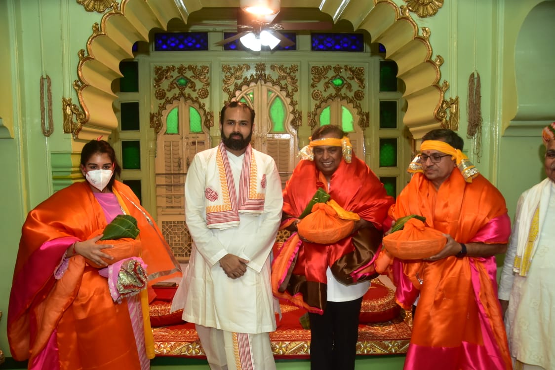 मुकेश अंबानी ने सपरिवार श्रीनाथजी मंदिर में की पूजा अर्चना